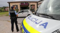 Sredi septembra leta 2017 so policisti opravili več hišnih preiskav zaradi  poslov s prepovedano  
drogo.