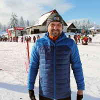 Trener in učitelj TSK Idrija Jure Gantar se trudi za smučarski tek 
navdušiti tako otroke kot odrasle rekreativce.