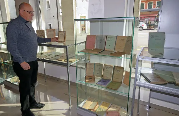 Janez Škrlj zbira stare tiske in še marsikaj, kar velja ohraniti za zanamce. 