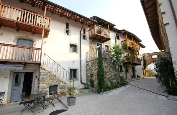 Primer dobre prakse  obnove briške arhitekture je Dvor v Kozani, 
sklop obnovljenih hiš, ki sta jih v garni hotel arhitekturno 
preoblikovala Mitja Žagar in Zdenka Truden.

