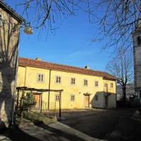 Stara kaplanija v Škocjanu pri Divači, ki jo je v slabem stanju kupil 
Pier Paolo Sonnoli iz Trsta, pravnuk škocjanskega učitelja in 
župana Albina Štreklja, ter skrbno obnovil. 