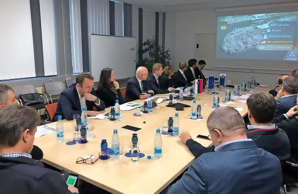 Predstavniki EIB so bili včeraj v Luki Koper skupaj s predstavniki 
ministrstva za infrastrukturo ter vodstvoma 2TDK in SŽ. 