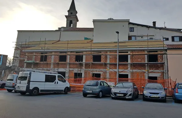 Gradijo zakristijo in shrambi za bogoslužne predmete