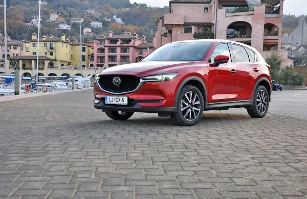 Mazda CX-5 je bila v novi generaciji deležna številnih izboljšav. 
Avto je korekten, morda Japoncem manjka le bolj agresivna 
promocija.