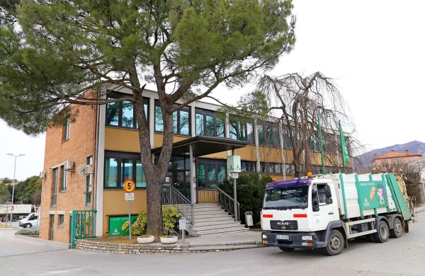 Župani šestih občin, ki imajo v lasti deleže v Komunali Nova 
Gorica, so danes na srečanju v Novi Gorici enotno izrazili 
ogorčenje nad ravnanjem Salonita Anhovo.