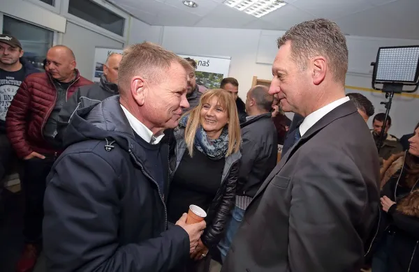 Odvetnik Franci Matoz (v ospredju levo) in Boris Popovič upata na 
ugodno odločitev ustavnega sodišča. 