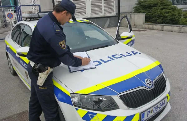 Policisti napovedujejo, da bodo zaradi poslabšanja varnosti 
okrepili nadzore na cestah.