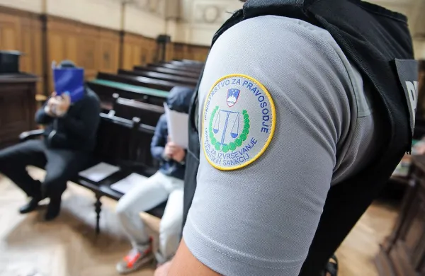 Pravosodni policisti, predstavniki Sindikata državnih organov 
Slovenije, direktorja Uprave RS za izvrševanje kazenskih sankcij 
Jožeta Podržaja pozivajo k odstopu.