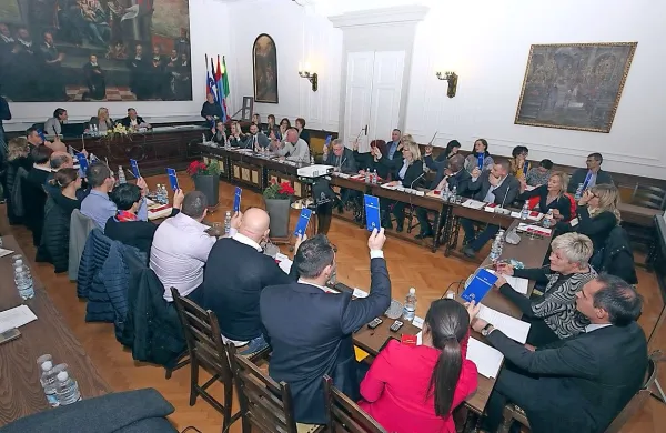Piranski občinski svetniki se bojijo tožb zasebnih lastnikov 
zemljišč, če bi razveljavili občinske prostorske načrte, ki jih je 
sprejel še nekdanji župan Peter Bossman.