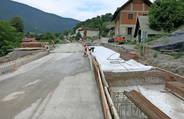 Na Grahovem ob Bači se nadaljuje sanacija plazovitega območja 
vasi.