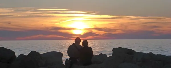 Dvojina je najbolj prepoznaven znak, osebna izkaznica slovenščine. Omenjajo jo celo turistične brošure. Da je nekaj 
posebnega, pove sodba šolarjev, češ da je “dvojina smotana”.