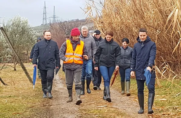 Ministrica za infrastrukturo Alenka Bratušek si je danes skupaj z 
generalnim direktorjem 2TDK Dušanom Zorkom ogledala arheološka izkopavanja na trasi drugega tira.