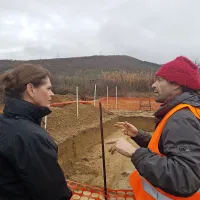 Vodja izkopavanj, arheolog Tomaž Fabec je ministrici Alenki 
Bratušek predstavil raziskovalna polja v Dekanih.