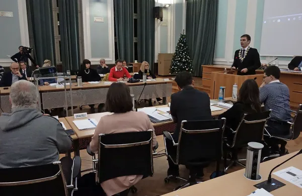 Čeprav tega uradno včeraj akterji niso potrdili, naj bi bil koalicijski dogovor med Goriško.si, SDS in SD 
dogovorjen. Župan Klemen Miklavič napoveduje, da bo zadeve razjasnil v ponedeljek. 