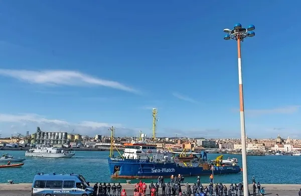 Italijanska obalna straža je ladji nemške nevladne organizacije 
Sea-Watch prepovedala zapustiti pristanišče v sicilskem mestu 
Catania.