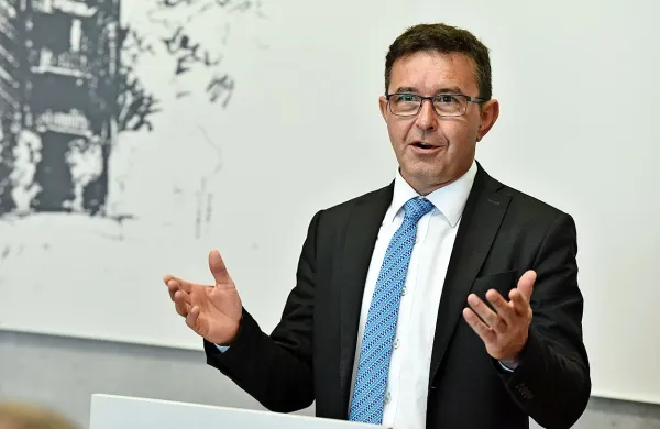 Vrhovno sodišče je potrdilo pravilnost izredne odpovedi za štiri od 
petih policistov, ki so novembra pred štirimi leti sodelovali pri 
dogovarjanju o prometnem nadzoru takratnega ministra za javno 
upravo Borisa Koprivnikarja.