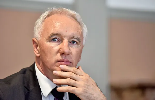 Direktor uprave za izvrševanje kazenskih sankcij Jože Podržaj je 
danes poudaril, da se trudijo pridobiti nove zaposlene ter 
izboljšati njihove plače.