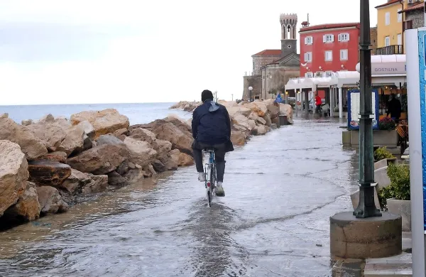 Morje lahko poplavi tudi najbolj izpostavljene predele obale.