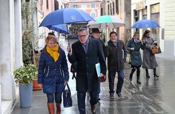 Ministrica za kmetijstvo Aleksandra Pivec in izolski župan Danilo 
Markočič sta se sprehodila po izolskih ulicah. 