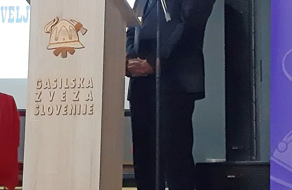 Minister z gasilci v Kortah
