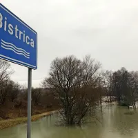 Dež bo &scaron;e do noči dvigal vodostaj Reke in Kolpe