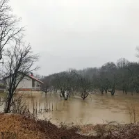 Dež bo &scaron;e do noči dvigal vodostaj Reke in Kolpe