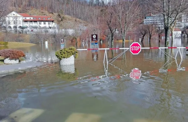 Poplavilo parkiri&scaron;če pri Postojnski jami