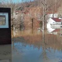 Poplavilo parkiri&scaron;če pri Postojnski jami