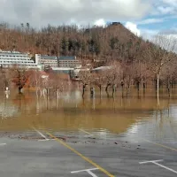 Poplavilo parkiri&scaron;če pri Postojnski jami