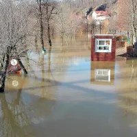 Poplavilo parkiri&scaron;če pri Postojnski jami