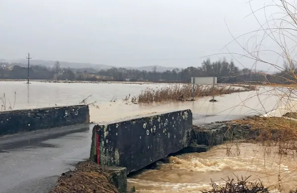 Dež bo oslabel, gladine rek bodo ponekod &scaron;e nara&scaron;čale