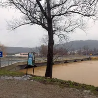 Dež bo oslabel, gladine rek bodo ponekod &scaron;e nara&scaron;čale