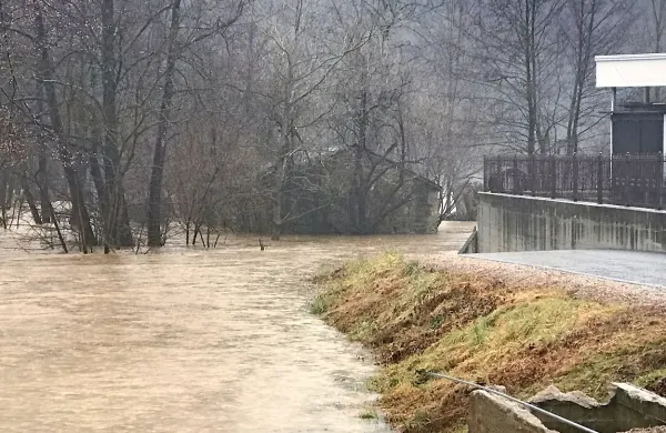 Padavine povzročale težave predvsem na območju Ilirske Bistrice, zaprtih več cest