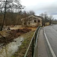  Reka Reka  je do devete ure zjutraj že močno upadla in se pri 
Ribnici umaknila z glavne ceste Ilirska Bistrica-Pivka. Fotografija 
je nastala v Ribnici v Stružniku, kjer cesta ponoči ni bila prevozna. 
Reka je poplavila tudi glavno cesto Ribnica-Divača pri odcepu za 
Ostrožno Brdo. Do poznega jutra so se tudi tam razmere umirile.