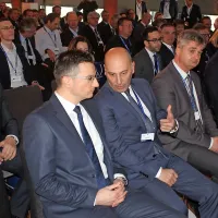 Premier Marjan Šarec je Klubu slovenskih podjetnikov zagotovil, 
da je vladi mar za gospodarstvo, a da mora gledati na vse 
prebivalce.