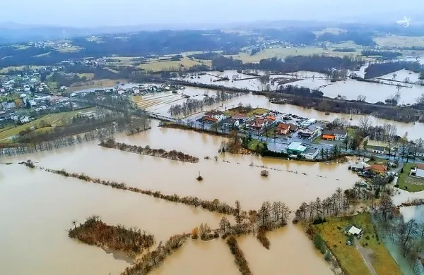 Vas Jasen na Bistriškem v soboto popoldne, ko je Reka že toliko narasla, da je poplavila velik del okoli vasi. 
Podobni prizori so se vrstili tudi v drugih vaseh neposredno ob Reki, od Trebčan do Bitnje. 