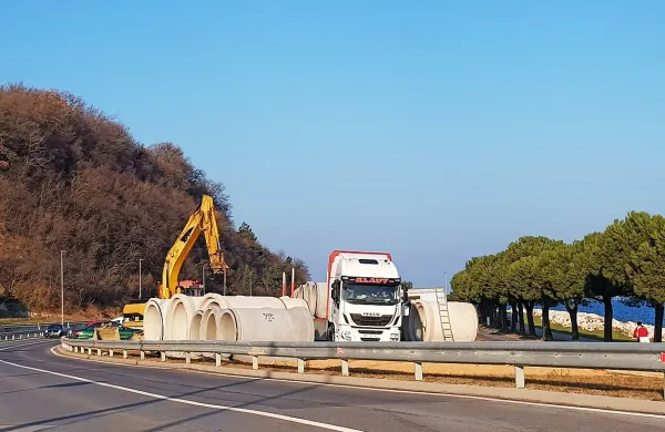 Urejajo meteorni kanal ob obali