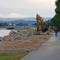 Urejajo meteorni kanal ob obali