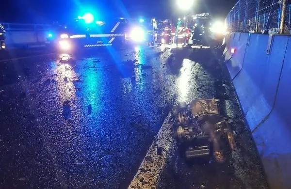Po silovitem trku v avtobus   je iz seata odtrgalo tudi motor. 