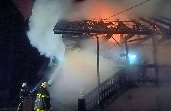 Hiša je zagorela kot bakla, gasilci so med gašenjem v hodniku 
naleteli na zoglenelo truplo. 