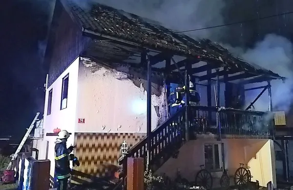 Po ugotovitvah novogoriških kriminalistov je požar, ki je v soboto 
ponoči zajel montažno stanovanjsko hišo v Žagi na Bovškem, 
najverjetneje zanetil moški s pomočjo plinske jeklenke v prvem 
nadstropju hiše.