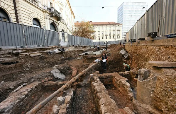 Grobnica neznane, a po ocenah arheologov pomembne ženske, 
okoli katere so želeli biti pokopani takratni prebivalci Emone, 
predstavlja središče celotne nekropole z več kot 350 grobovi.