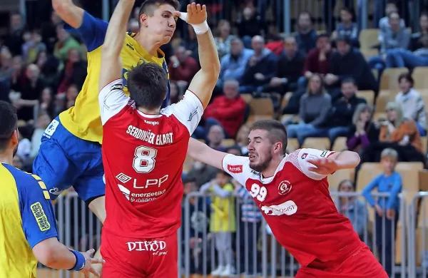 Janez Guček (z žogo) je bil osmoljenec prve tekme Kopra v 
nadaljevanju prvenstva. Zaradi zloma dlančnih kosti bo z igrišč 
odsoten dalj časa.