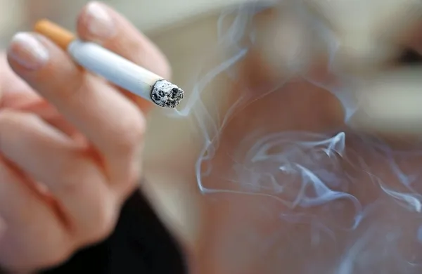 Creaganov zakonski osnutek predvideva, da bi starost, pri kateri je 
dovoljen nakup cigaret, do prihodnjega leta dvignili na 30 let, do 
leta 2021 na 40 let, do leta 2022 na 50 let in do leta 2023 na 60 let. 
Leta 2024 pa bi bila minimalna starost za nakup tobačne omame 
100 let.