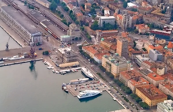 Družba SŽ - Železniško gradbeno podjetje Ljubljana je zmagalo na 
razpisu za gradnjo novega kontejnerskega terminala v pristanišču 
Reka. Na odločitev  je pritožbo napovedala hrvaška DIV grupa.