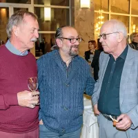 Igralcu Binetu Matohu (desno) sta po predstavi čestitala Bojan 
Bratina (levo), nekdanji ravnatelj in publicist, in Tomica Dumančić, 
nekdanji direktor gledališča (v sredini). 