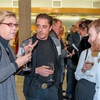 Igralka in režiserka Neda Rusjan Bric (levo) se je o aktualni temi  
pogovarjala s koprskima igralcema Igorjem Štamulakom (v sredini) in Rokom Matkom (desno).