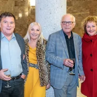 Da za vsakim uspešnim moškim stoji močna ženska, se strinjata tudi  
igralca Jože Hrovat (levo) z ženo Nado in Bine Matoh z ženo Alenko.

