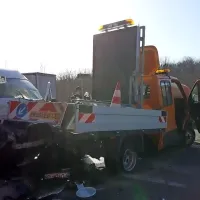 V naletu dveh vozil na vipavski hitri cesti dve osebi laže po&scaron;kodovani