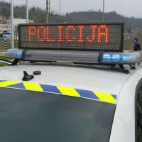 Policisti so voznika ukradenega avtomobila poskušali ustaviti, a je 
nazadnje še trčil v njihovo službeno vozilo.